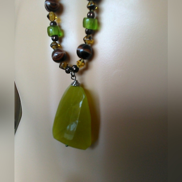 VINTAGE VERY LONG GLASS BEADED NECKLACE W/ LARGE GREEN DIAMOND CUT STONE - Picture 3 of 9